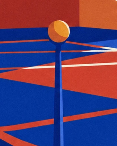 Un ballon orange sur un poteau bleu, au milieu des lignes du terrain