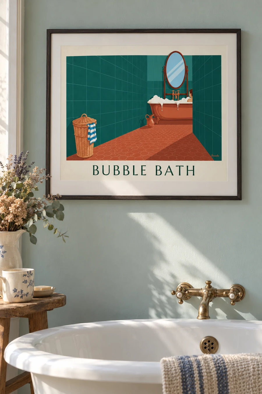 Affiche salle de bain verte, baignoire en cuivre et panier en osier : encadrée au mur