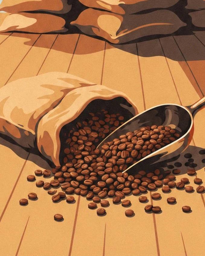 Granos de café marrón que se derraman del saco abierto y un cazo sobre el suelo de madera