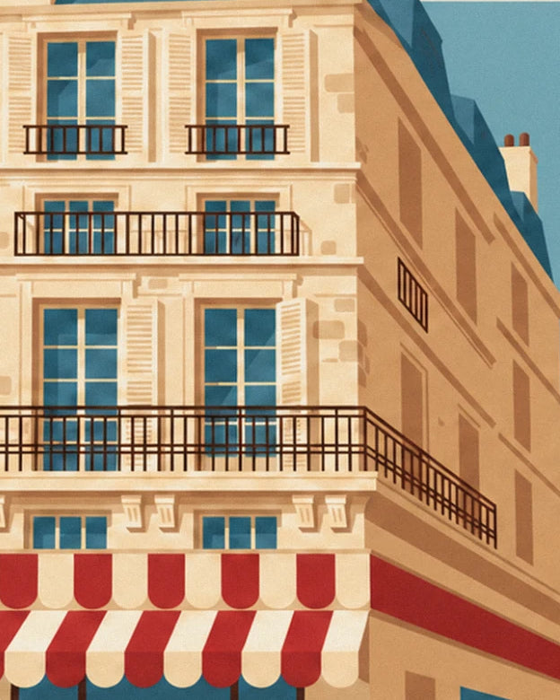 Façade d'angle en pierre claire, ses volets, ses balcons en fer forgé et l'auvent rayé rouge et blanc
