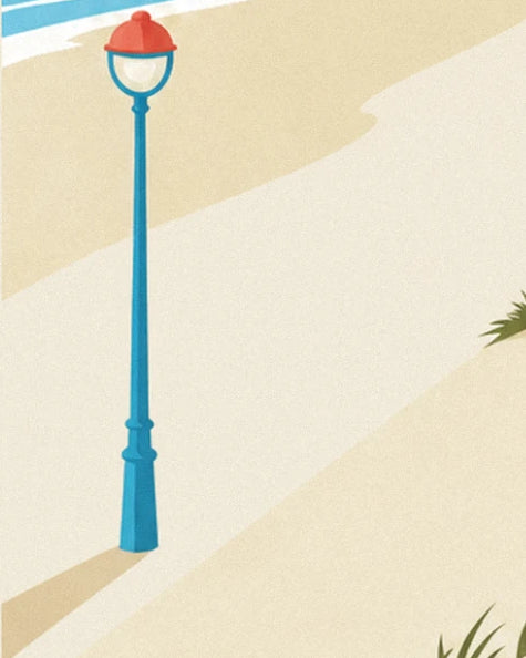 Le lampadaire bleu à globe et toit rouge, planté sur le sable clair de la dune