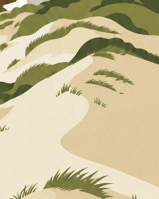 Les courbes de sable doré et les touffes d'oyats verts sur la dune