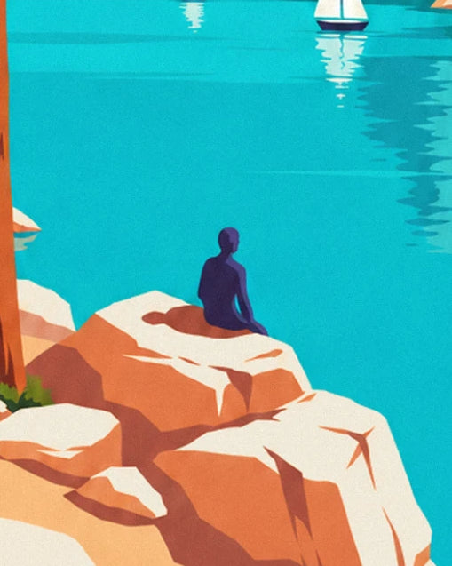 Le promeneur en bleu nuit assis sur un rocher ocre, face à l'eau turquoise