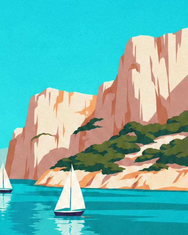 Falaises ocre rosé couvertes de pins, avec 2 voiliers blancs sur l'eau turquoise