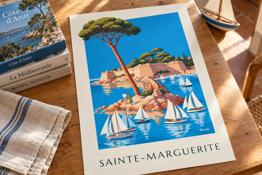 Póster de la isla de Santa Margarita y el fuerte real frente a Cannes: apoyado sobre una mesa
