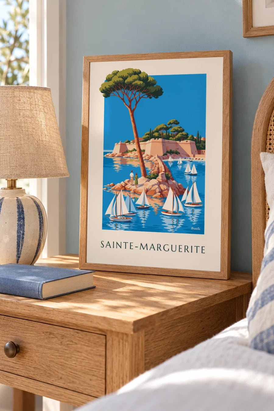 Póster de la isla de Santa Margarita y el fuerte real frente a Cannes: formato pequeño A4 enmarcado