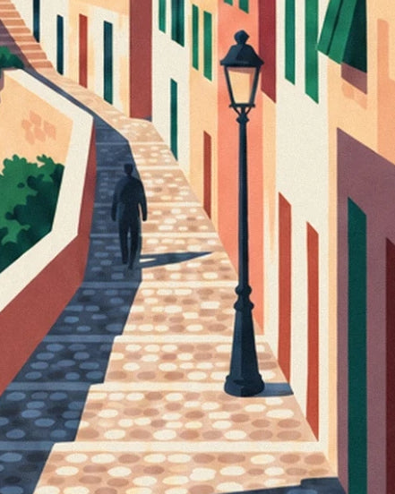 Une ruelle pavée du Suquet, avec son réverbère noir et un passant dans l’ombre