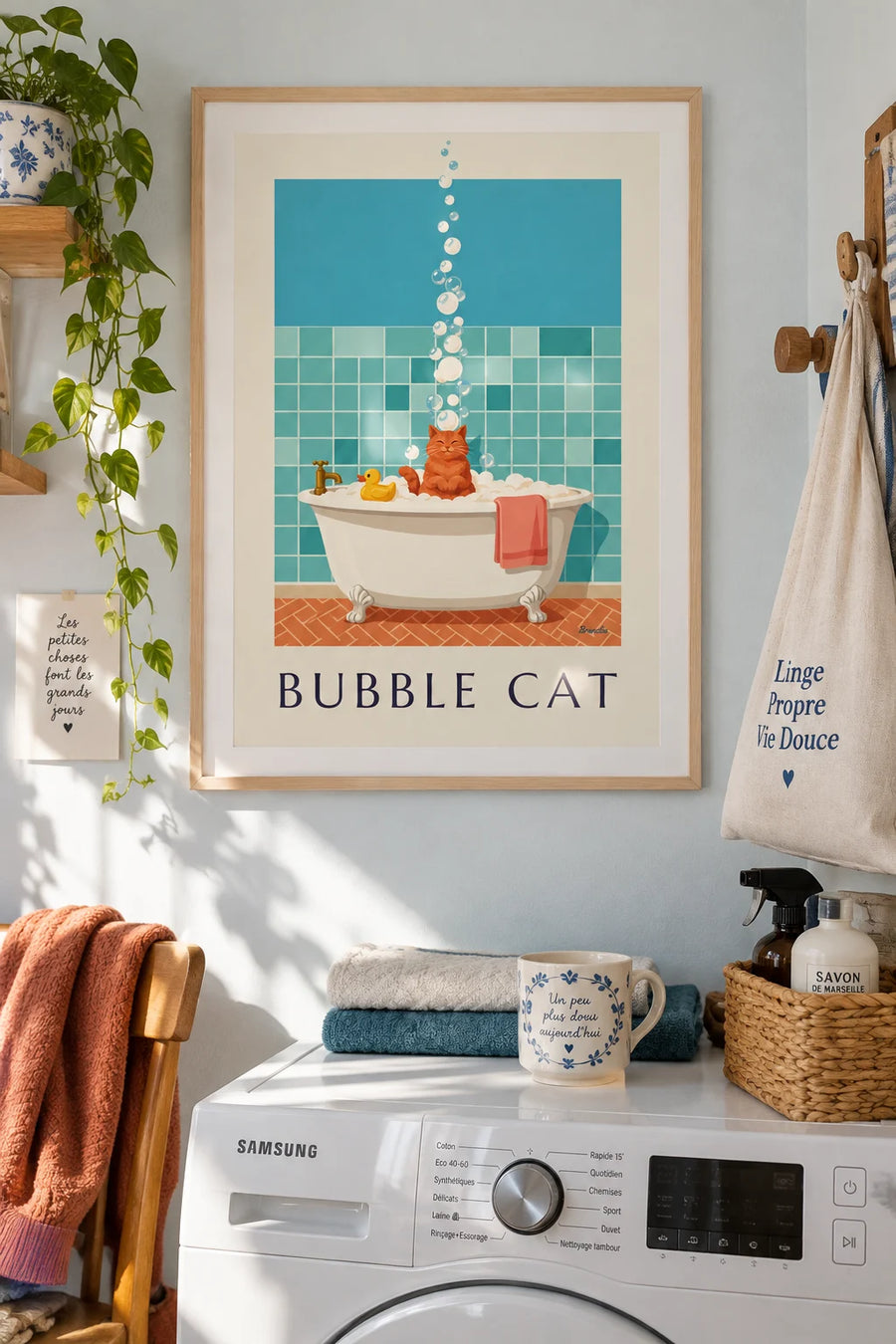 Affiche chat dans une baignoire pleine de mousse : encadrée au mur