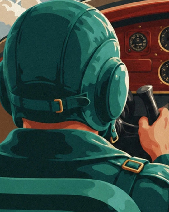 Le pilote vu de dos, casque vert sur la tête et main droite sur le manche