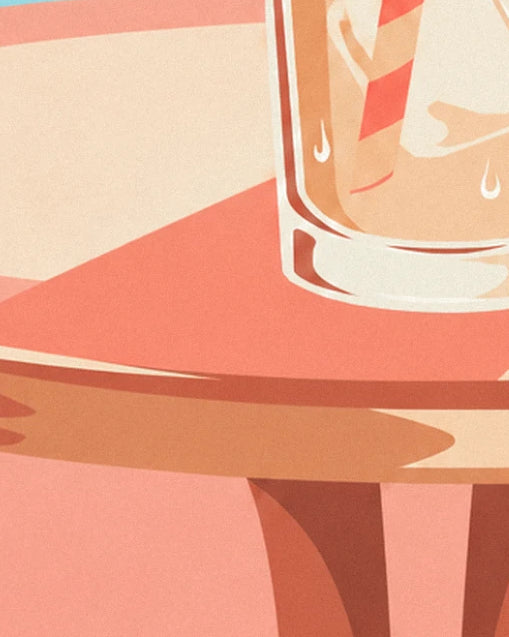 Le pied du verre et les reflets du café glacé sur la table rose, avec son ombre portée