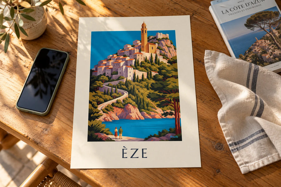 Póster del pueblo encaramado de Èze sobre el Mediterráneo: apoyado sobre una mesa