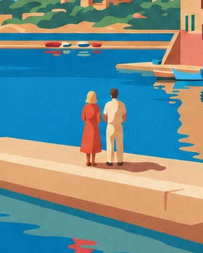 Un couple de dos sur le quai ensoleillé, face à l’eau bleue du port