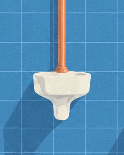 L’urinoir blanc et son tuyau cuivré sur le carrelage bleu des WC