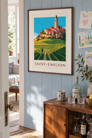 Póster del pueblo de Saint-Émilion y sus viñedos: enmarcado en la pared