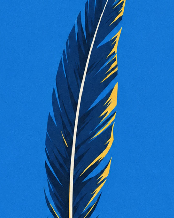La plume bleu nuit aux reflets jaunes, sur son fond bleu franc