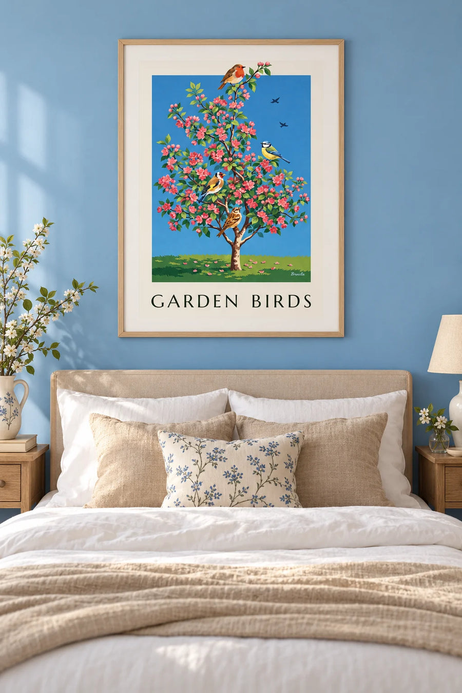 Póster de los pájaros del jardín en un manzano en flor: enmarcado en la pared