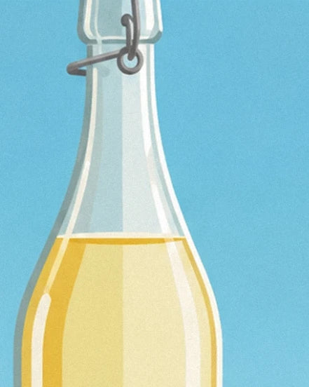 Le col de la bouteille de limonade à fermeture mécanique, remplie de liquide jaune doré, sur fond de ciel bleu