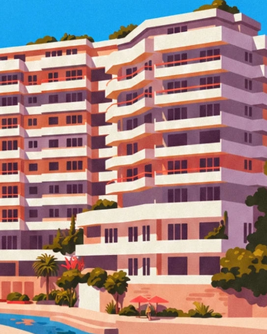 Les façades en gradins et leurs balcons blancs, entre palmiers et parasols rouges