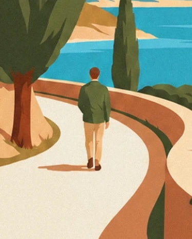 Un homme de dos en veste verte sur la route courbe, entre les cyprès et la mer turquoise