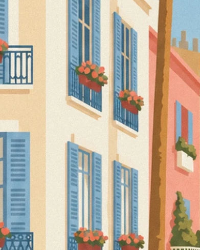Balcones llenos de flores con contraventanas azules, junto a una fachada rosa y el tronco de una palmera