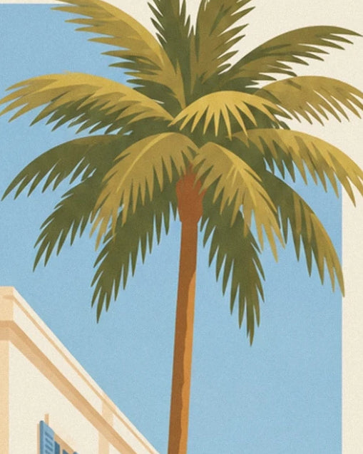Las largas hojas verdes y doradas de una palmera contra el cielo azul de Niza