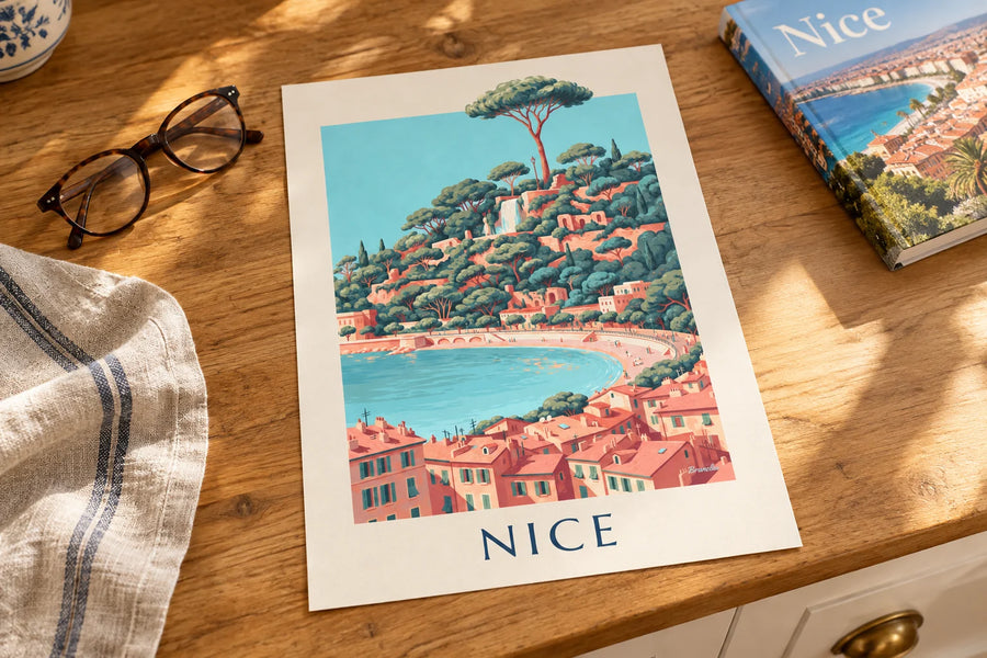 Affiche cascade de la colline du Château et baie des Anges à Nice : posée sur une table