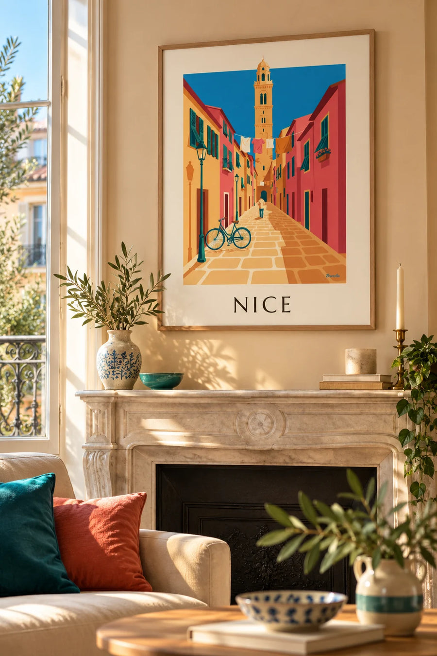 Póster de bicicleta en un callejón empedrado de la Vieux Nice: enmarcado en la pared