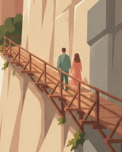 Una pareja en la pasarela de madera junto a las altas paredes de roca