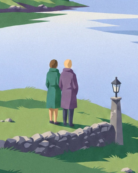 Un couple en manteaux vert et violet, face au lac, près d'un muret de pierre et d'un lampadaire
