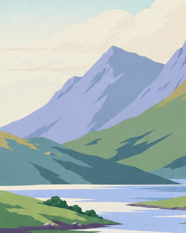 Montagnes bleutées et collines vertes qui plongent dans le lac, sous un ciel nuageux