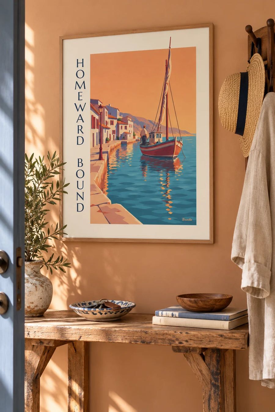 Póster barco de pesca tradicional regresando al puerto al atardecer: enmarcado en la pared