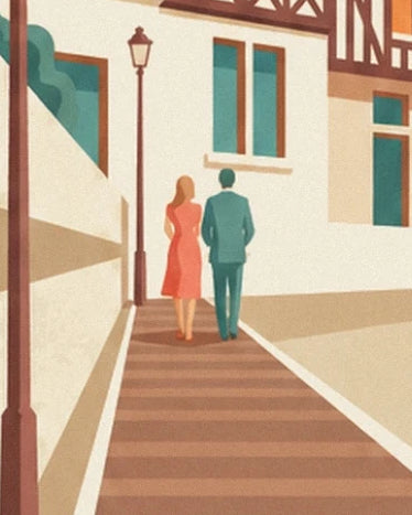 Un couple de dos, en robe corail et costume bleu, sur la promenade bordée de réverbères