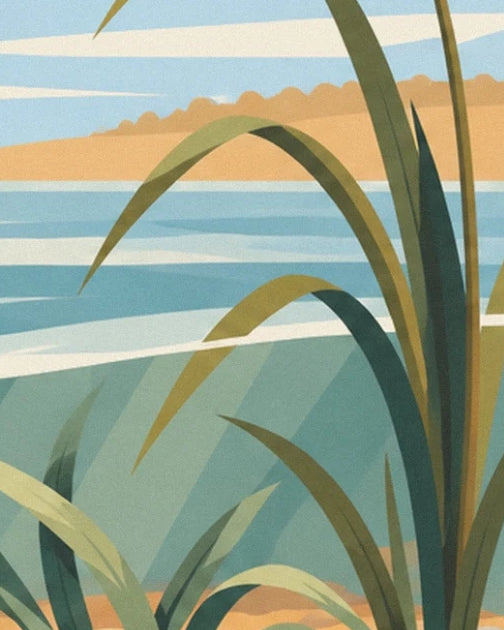 De longues herbes vertes dans l’eau bleutée de la rivière, devant la berge ocre