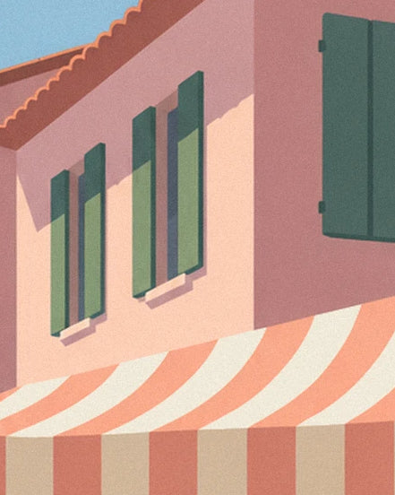 Les volets verts de la façade rose au-dessus du store rayé corail et crème