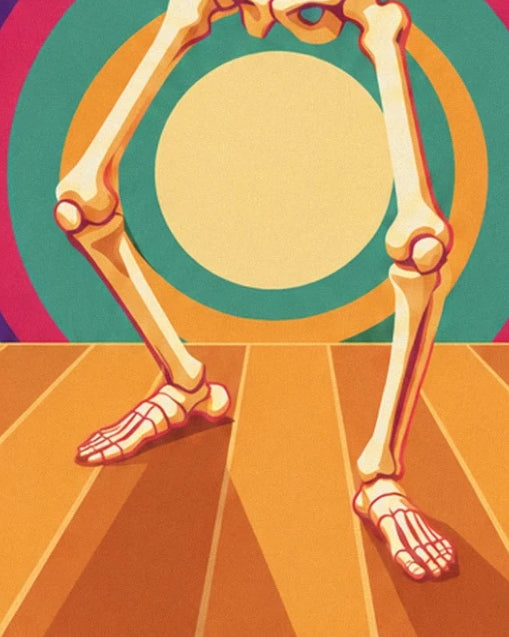 Les jambes écartées du squelette sur un parquet orange, devant un disque jaune