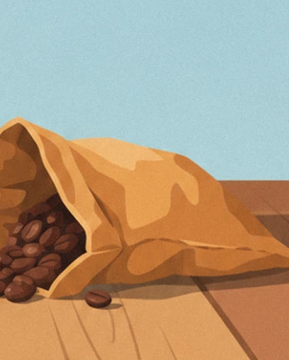 Un sac en papier ocre renversé et ses grains de café sur une table en bois