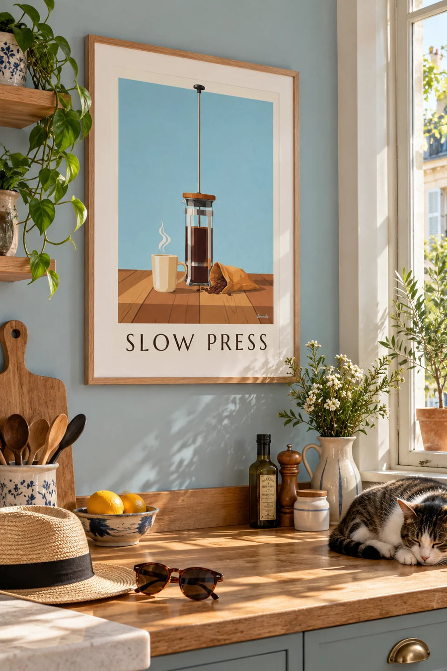 Affiche cafetière à piston sur une table en bois rustique : encadrée au mur