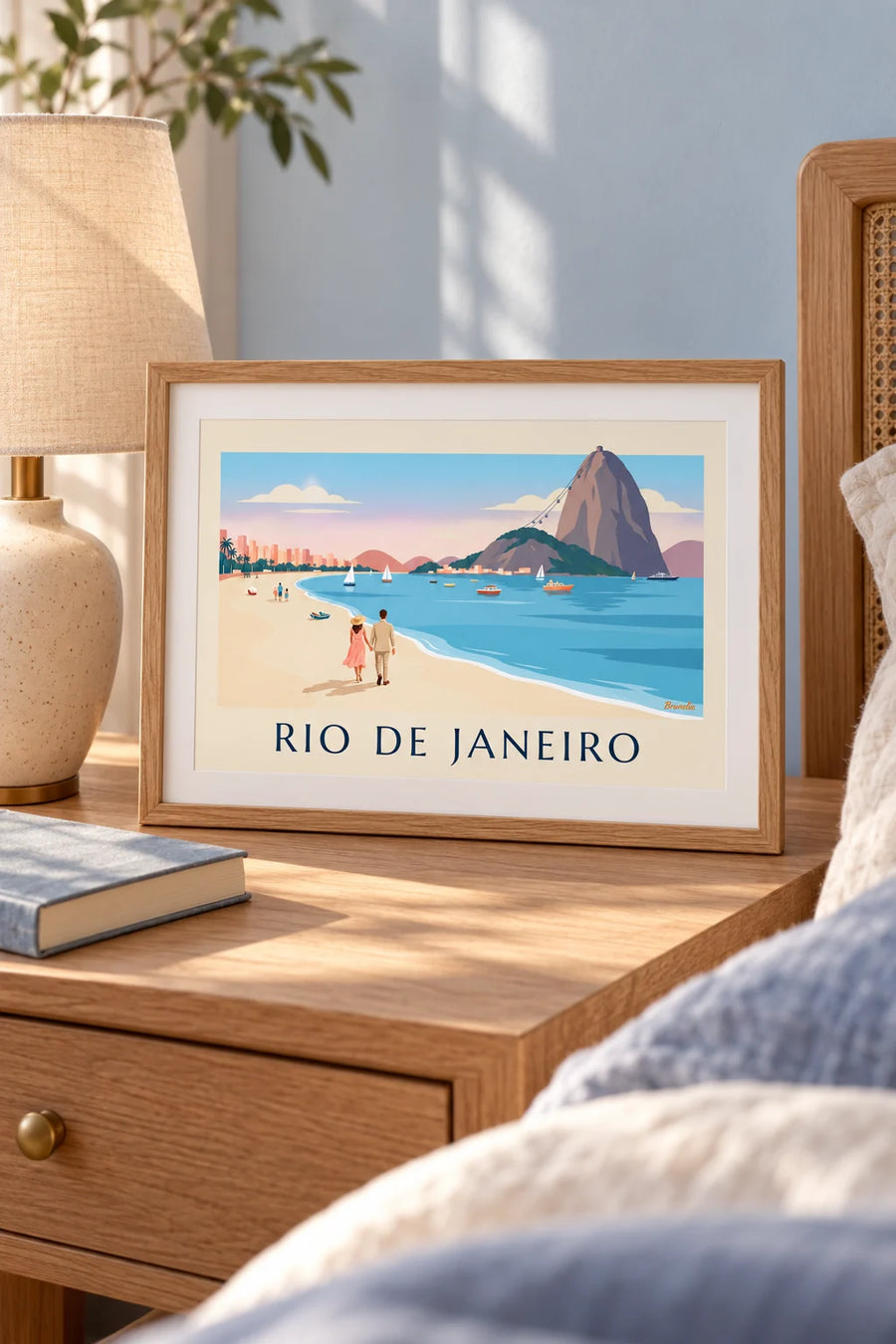 Póster pareja en la playa de Botafogo frente al Pan de Azúcar en Río de Janeiro: formato pequeño A4 enmarcado