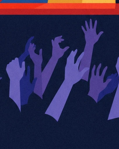 Les mains violettes du public levées devant le bord rouge de la scène