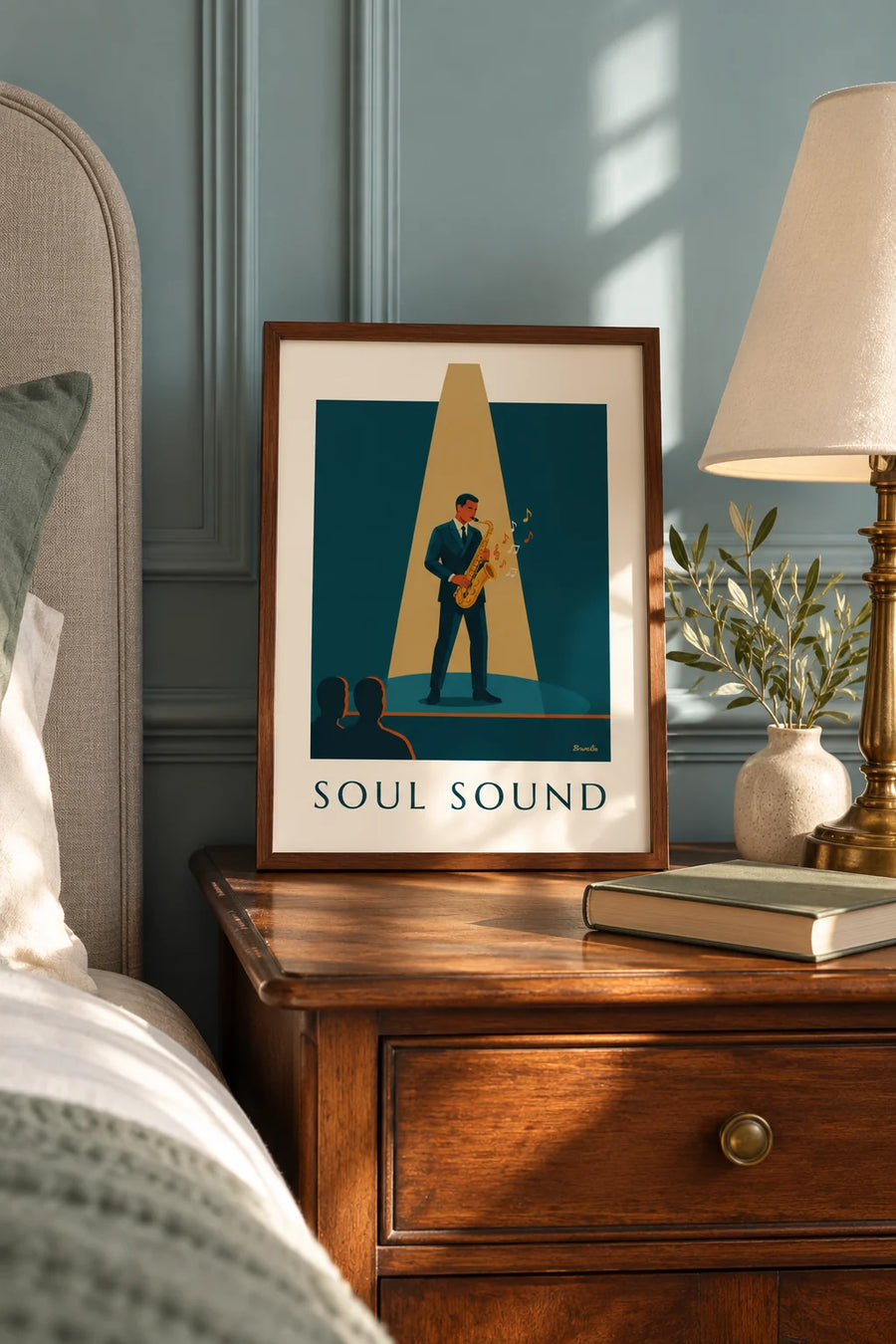 Póster de un saxofón dorado bajo un haz de luz de jazz: formato pequeño A4 enmarcado