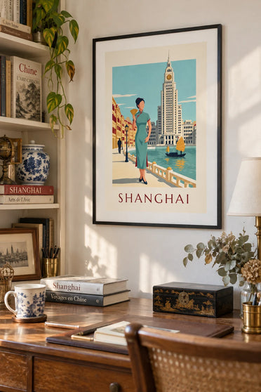 Póster mujer con qipao de seda en el Bund de Shanghái: enmarcado en la pared