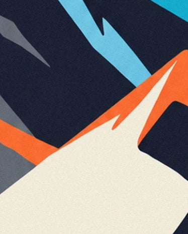 La pente blanc crème et son arête orange devant les parois bleu nuit et bleu clair