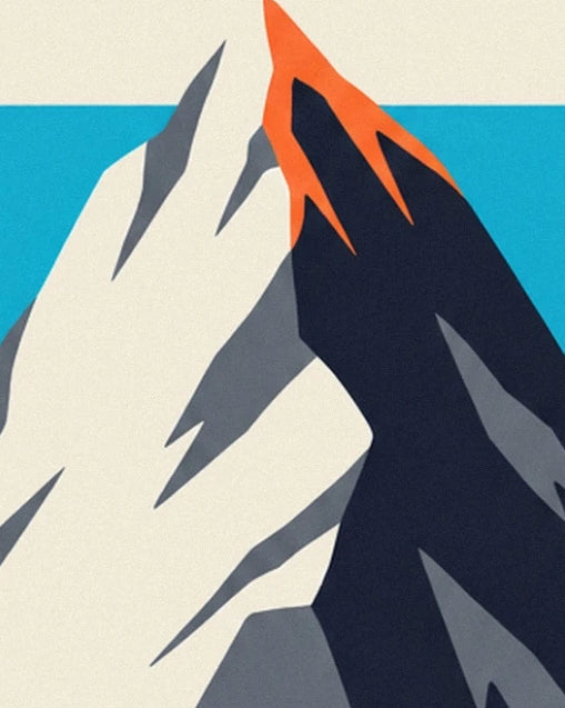 La crête enneigée bordée d’orange, entre ombres bleu nuit et ciel turquoise