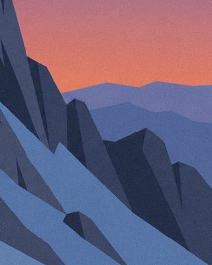 Les parois de roche sombre et la neige bleutée, avec les montagnes violettes au loin