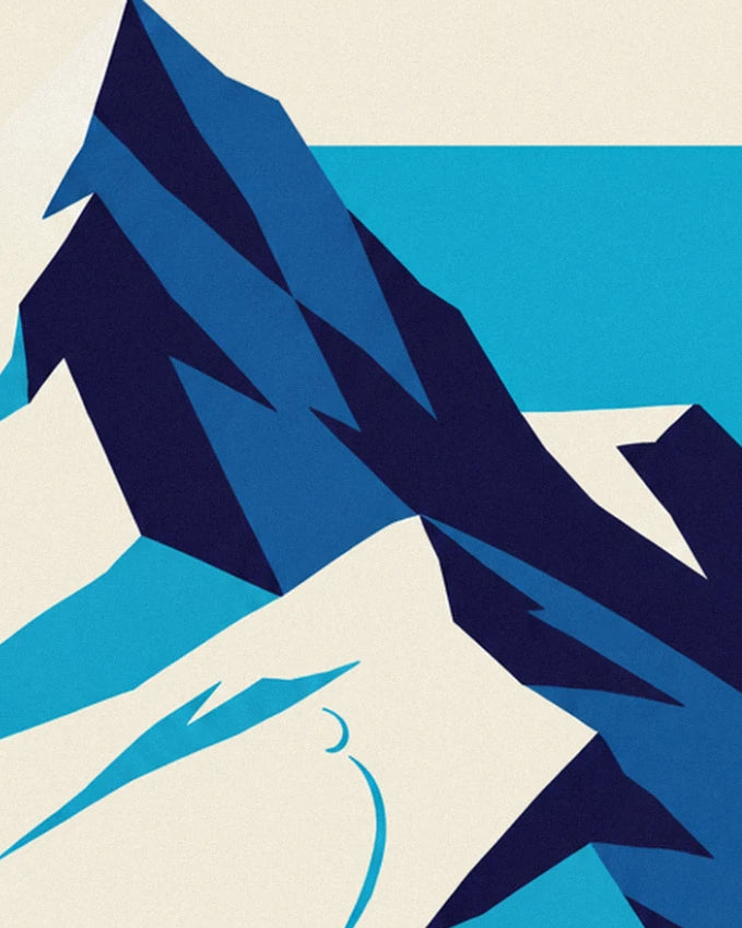 Le grand sommet rocheux bleu nuit aux arêtes anguleuses, avec une trace de ski dans la neige