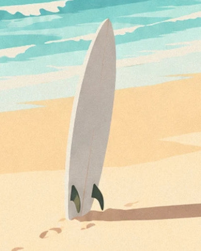 Une planche de surf blanche aux ailerons sombres, plantée dans le sable doré