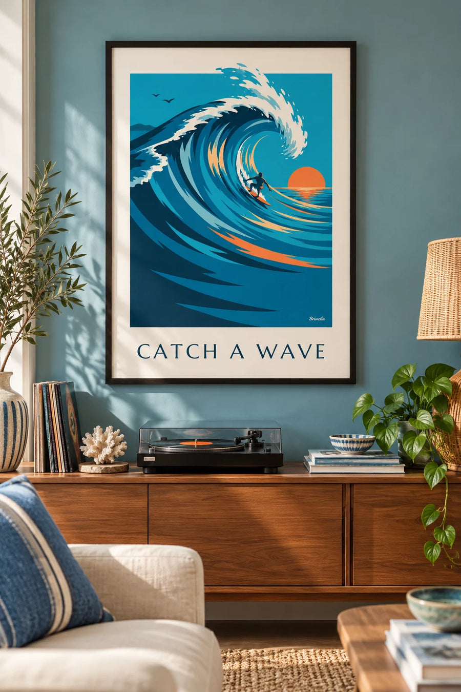 Póster de surfista montando una gran ola al atardecer: enmarcado en la pared