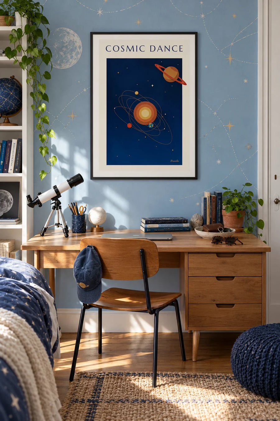 Póster de Saturno y planetas en órbita alrededor del Sol sobre fondo azul noche: enmarcado en la pared