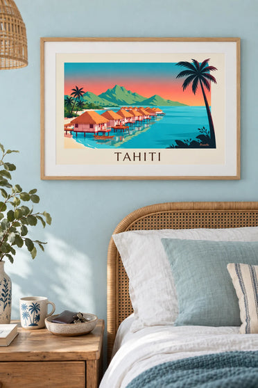 Póster de bungalows sobre pilotes de Tahití al atardecer: enmarcado en la pared