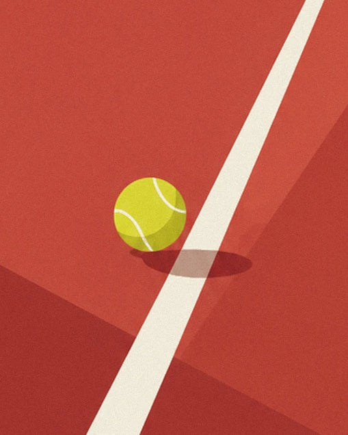 La balle de tennis jaune au bord de la ligne blanche sur le court rouge